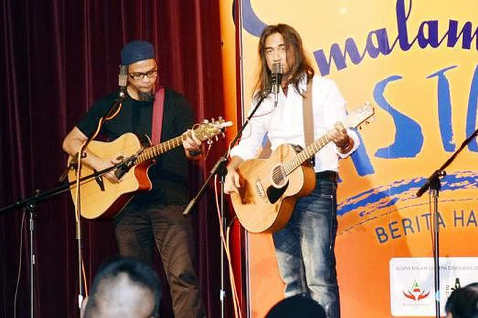 SATU SUARA: Rausyanfikir yang terdiri daripada Art Fazil dan Khair Yasin mempersembahkan beberapa lagu puisi yang sering terdengar di corong radio termasuk 'Satu Suara' dan 'Musim Bunga'.