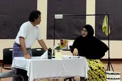 DI SEBALIK TABIR: Pentas Budaya 2023 mempersembahkan pementasan teater, ‘Luas’ yang diadakan pada Jumaat dan Sabtu. (Dari kiri) Jimit Abdul dan Nur Sabrina Jamal sedang berlatih dalam salah satu adegan ‘Luas’.