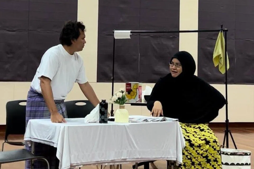 DI SEBALIK TABIR: Pentas Budaya 2023 mempersembahkan pementasan teater, ‘Luas’ yang diadakan pada Jumaat dan Sabtu. (Dari kiri) Jimit Abdul dan Nur Sabrina Jamal sedang berlatih dalam salah satu adegan ‘Luas’.