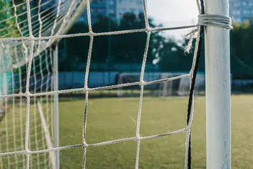 GAMBAR HIASAN: Seorang murid di Malaysia maut setelah ditimpa palang gol.