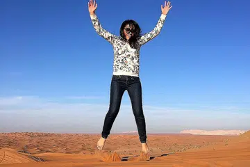 BEBAS DAN BERDIKARI MENJELAJAH: Cik Janna Jauhar, yang sudah terbiasa berkunjung ke negara orang sendirian sejak usia 16 tahun atas urusan membantu perniagaan keluarganya, menikmati suasana menenangkan di Padang Pasir Safari yang luas terbentang di Dubai. - Foto-foto ihsan JANNA JAUHAR