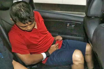 DIHADAPKAN KE MAHKAMAH: Mohamad Jonit Adnan tiba di Mahkamah Negara semalam selepas dia didakwa membunuh Sri Idayu Ghazali, yang juga isterinya. - Foto SHIN MIN