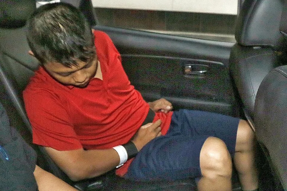 DIHADAPKAN KE MAHKAMAH: Mohamad Jonit Adnan tiba di Mahkamah Negara semalam selepas dia didakwa membunuh Sri Idayu Ghazali, yang juga isterinya. - Foto SHIN MIN