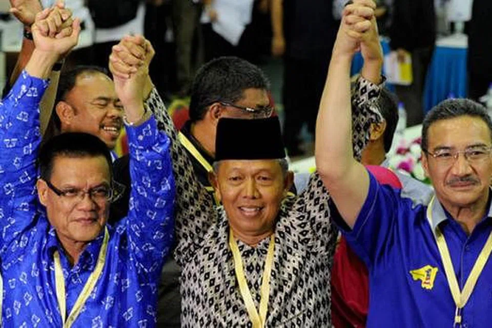 KEKALKAN KERUSI: Calon Barisan Nasional (BN), Datuk Hasan Arifin (tengah), yang diapit Datuk Seri Adnan (kiri) dan Datuk Seri Hishammuddin mengekalkan kerusi Parlimen Rompin tetapi dengan majoriti lebih rendah. - Foto THE MALAYSIAN INSIDER