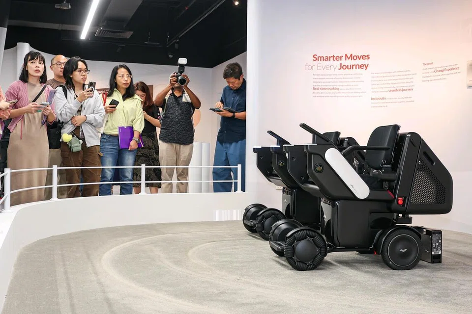 Kerusi roda berautonomi bagi golongan yang menghadapi kesulitan untuk bergerak di dalam terminal, boleh dipesan melalui aplikasi telefon bijak.