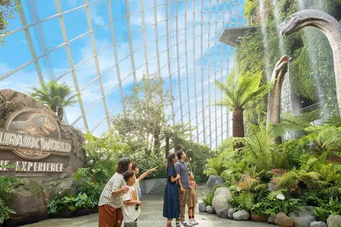 Kagumi dinosaur animatronik bersaiz sebenar di Cloud Forest di Gardens by the Bay.