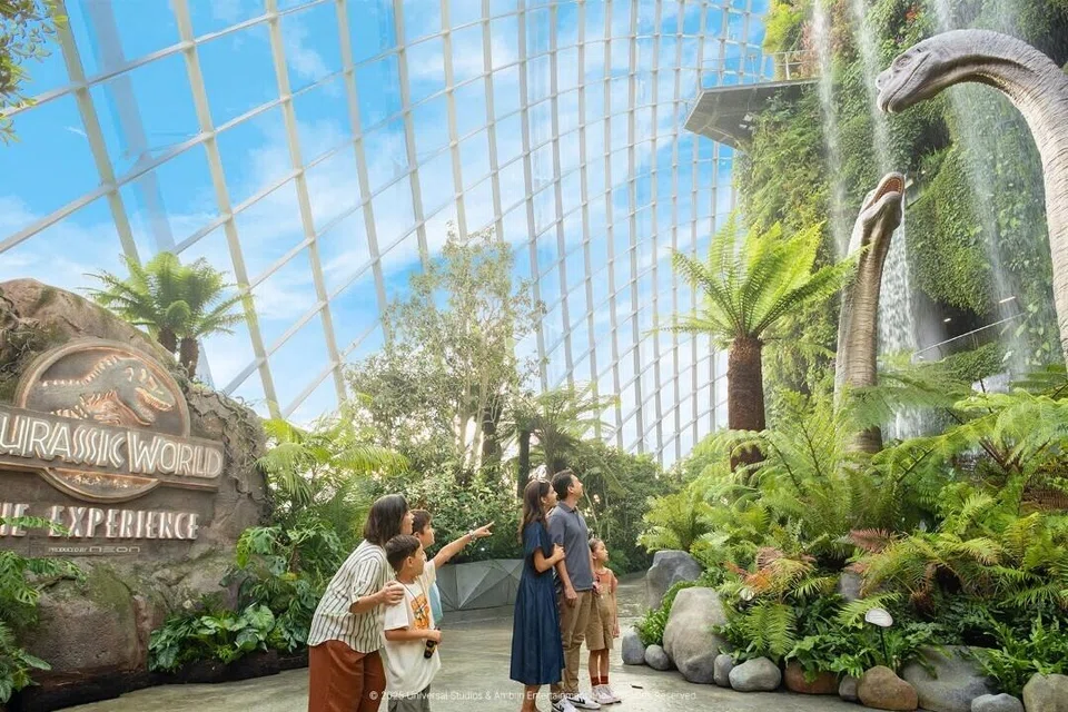 Kagumi dinosaur animatronik bersaiz sebenar di Cloud Forest di Gardens by the Bay.