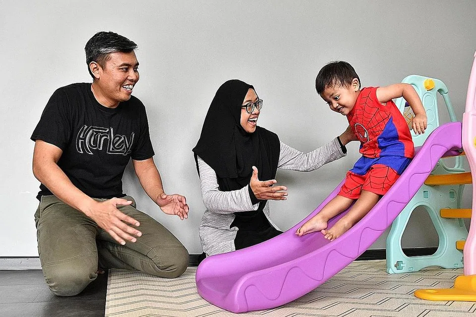 MAHU KEMBALI BEKERJA: Dengan anaknya, Aminin Mohammad Riduan, bakal memasuki prasekolah tahun depan, Cik Siti Sufia Yusri kini bersedia untuk kembali ke alam pekerjaan. Bersama beliau ialah suami, Encik Mohammad Riduan Khamis. - Foto BH oleh CHONG JUN LIANG