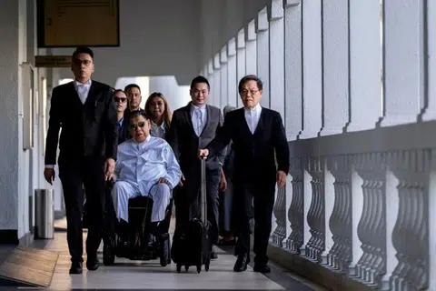 Pemilik Lebuhraya Maju (MEX), Tan Sri Abu Sahid Mohamed (berkerusi roda) hadir ke Mahkamah Sesyen Kuala Lumpur, pada 8 September, untuk berdepan 17 tuduhan pengubahan wang haram dan pecah amanah lebih RM450 juta.  