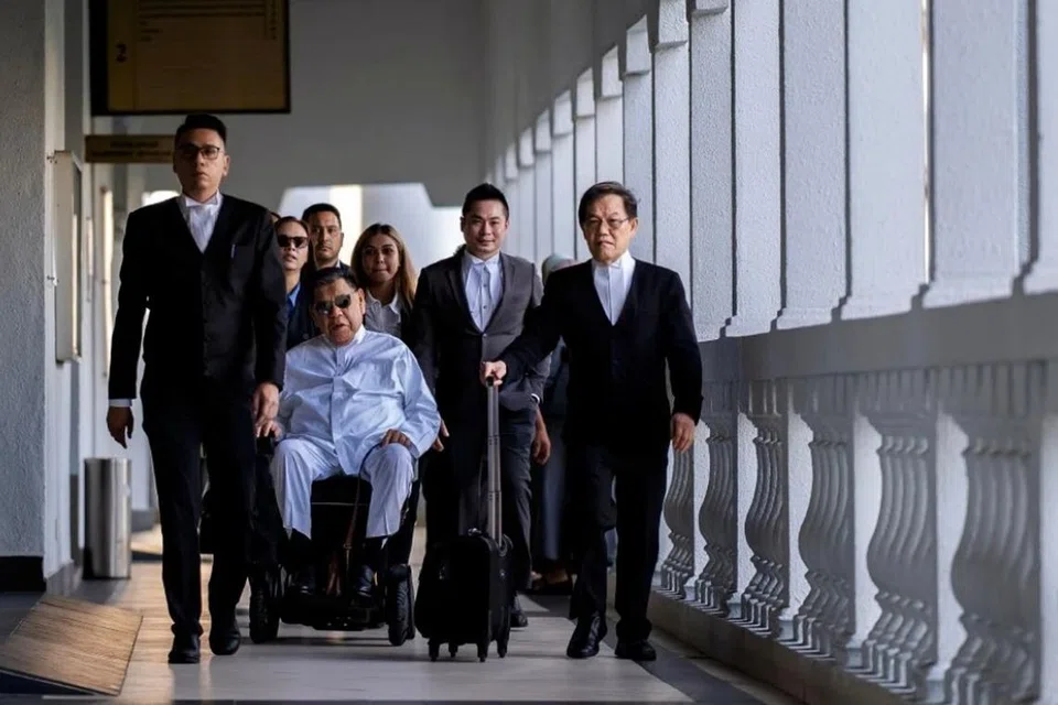 Pemilik Lebuhraya Maju (MEX), Tan Sri Abu Sahid Mohamed (berkerusi roda) hadir ke Mahkamah Sesyen Kuala Lumpur, pada 8 September, untuk berdepan 17 tuduhan pengubahan wang haram dan pecah amanah lebih RM450 juta.  