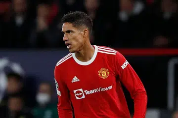 LIHAT KE HADAPAN: Bintang Perancis, Raphael Varane (atas), memilih berpindah ke Old Trafford musim lalu - bermakna beliau meninggalkan kelab lamanya, Real Madrid, sekali gus terlepas peluang memenangi kejuaraan La Liga Sepanyol yang keempat, malah kejuaraan Liga Juara-Juara Eropah yang kelima. - Foto REUTERS