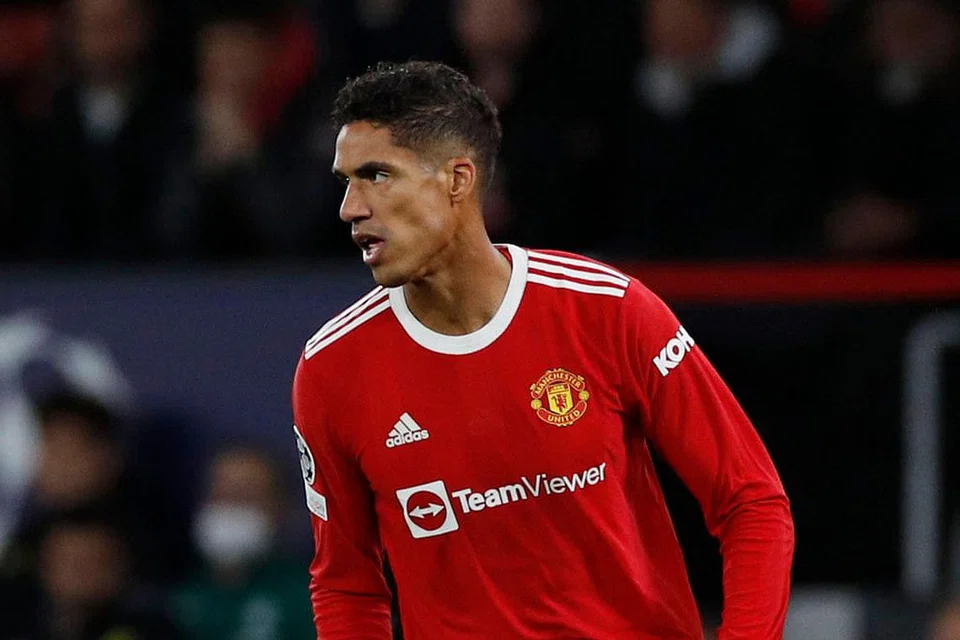 LIHAT KE HADAPAN: Bintang Perancis, Raphael Varane (atas), memilih berpindah ke Old Trafford musim lalu - bermakna beliau meninggalkan kelab lamanya, Real Madrid, sekali gus terlepas peluang memenangi kejuaraan La Liga Sepanyol yang keempat, malah kejuaraan Liga Juara-Juara Eropah yang kelima. - Foto REUTERS
