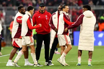 Jurulatih Bayern Munich, Vincent Kompany (tiga dari kiri), meraikan kemenangan bersama pasukannya selepas menewaskan Paris Saint-Germain dalam Liga Juara-Juara pada 26 November.