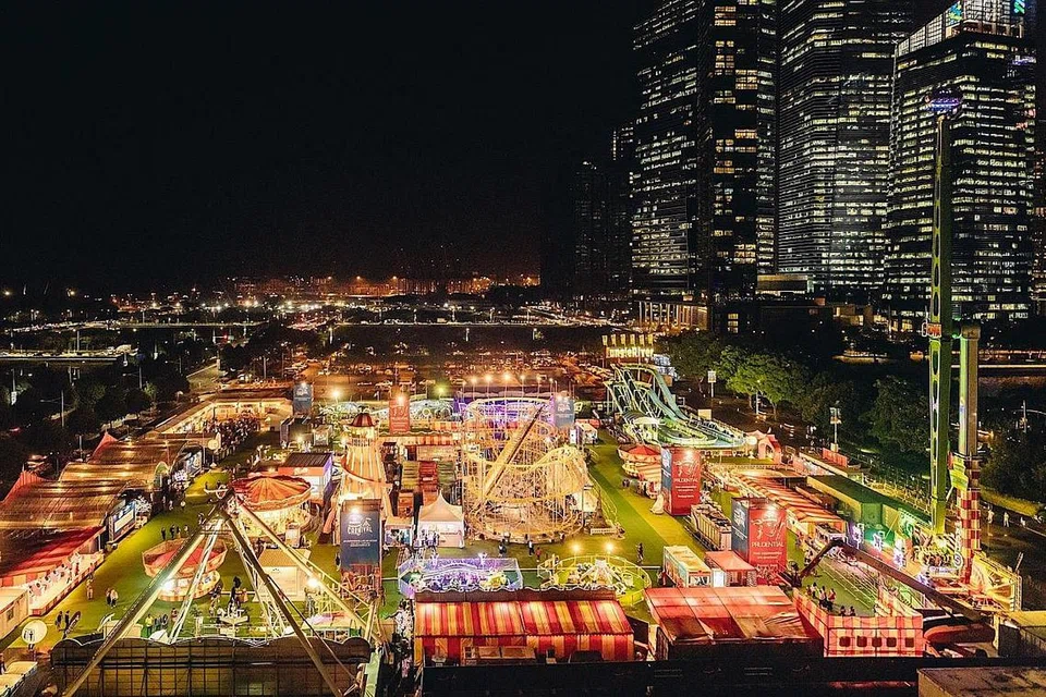 PELBAGAI TARIKAN UNTUK SEMUA: Karnival Prudential Marina Bay menawarkan pelbagai tarikan termasuk trak makanan, persembahan jalanan, dan bengkel kraf tangan. - Foto COLOSSAL 