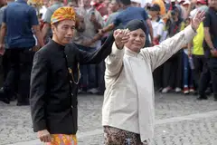 Pakatan erat Menteri Pertahanan, Encik Prabowo Subianto (kanan) dengan Presiden Indonesia, Encik Joko ‘Jokowi’ Widodo, telah membantu memberikannya imej sebagai seorang pemimpin nasionalis, yang membantunya memenangi beberapa sokongan dalam pangkalan nasionalis dan tradisionalis. Beliau bakal menggantikan Encik Jokowi pada Oktober 2024.
