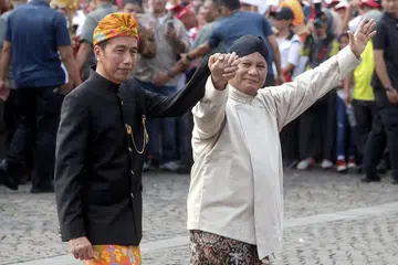 Pakatan erat Menteri Pertahanan, Encik Prabowo Subianto (kanan) dengan Presiden Indonesia, Encik Joko ‘Jokowi’ Widodo, telah membantu memberikannya imej sebagai seorang pemimpin nasionalis, yang membantunya memenangi beberapa sokongan dalam pangkalan nasionalis dan tradisionalis. Beliau bakal menggantikan Encik Jokowi pada Oktober 2024.