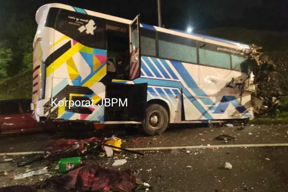 NAHAS: Kemalangan berlaku pada 5.05 pagi Isnin melibatkan sebuah bas LA Holidays dengan sebuah kereta Proton Wira di mana dua individu terkorban dan tiga cedera parah.