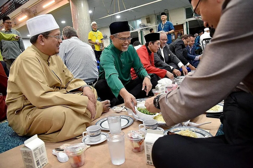 DEKAT DENGAN MASYARAKAT: (dari kiri) Mufti Dr Mohamed Fatris Bakaram, Menteri Bertanggungjawab Bagi Ehwal Masyarakat Islam, Encik Masagos Zulkifli Masagos Mohamad dan Menteri Negara Kanan (Pertahanan merangkap Ehwal Luar), Dr Mohd Maliki Osman, menghadiri majlis berbuka puasa pada Mei lalu di Masjid Al-Istiqamah. - Foto fail