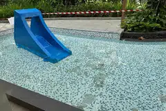 kondominium Sengkang, jubin tertanggal, kolam renang