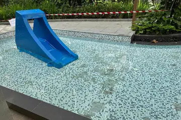 kondominium Sengkang, jubin tertanggal, kolam renang