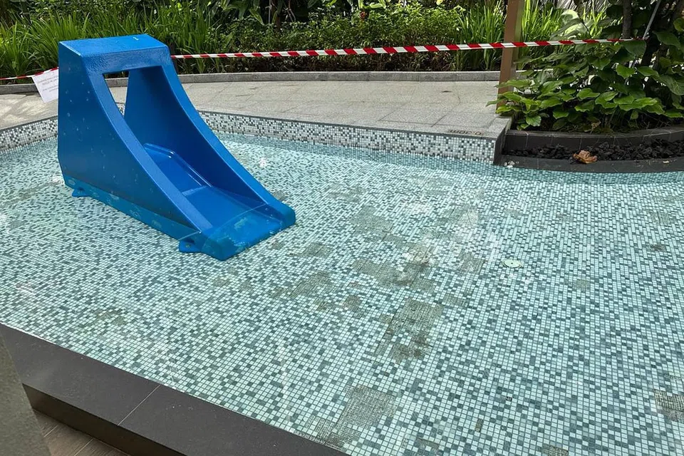 kondominium Sengkang, jubin tertanggal, kolam renang