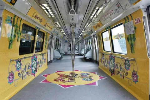 MERIAHKAN PERAYAAN: Hiasan dan pelekat pada permukaan gerabak MRT Laluan Utara-Selatan dan Timur-Barat (NSEWL) serta Laluan Downtown (DTL) bertemakan Hari Raya Aidilfitri dan dilancarkan semalam. - Foto BH oleh SONG TAO