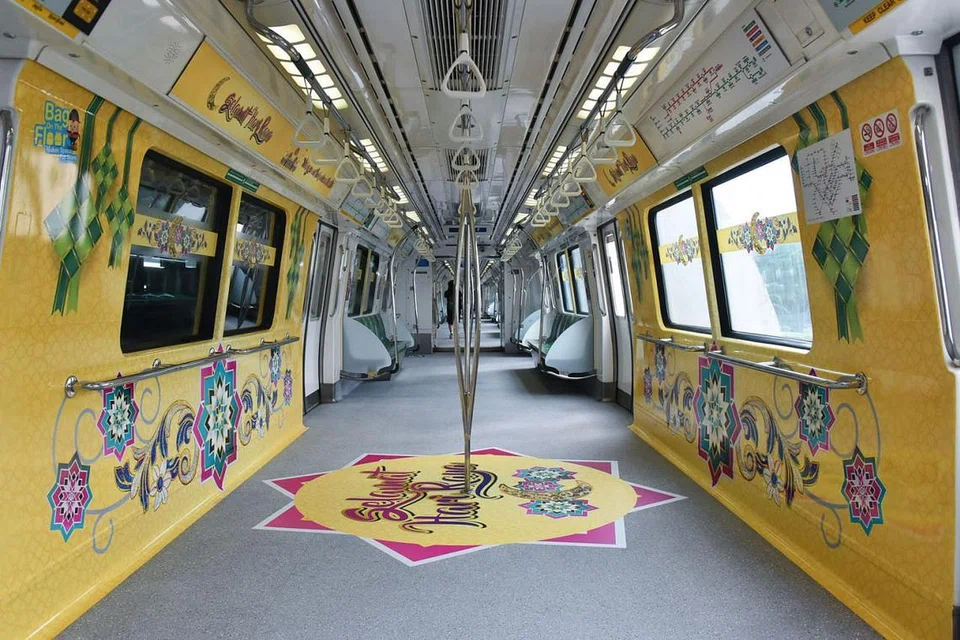 MERIAHKAN PERAYAAN: Hiasan dan pelekat pada permukaan gerabak MRT Laluan Utara-Selatan dan Timur-Barat (NSEWL) serta Laluan Downtown (DTL) bertemakan Hari Raya Aidilfitri dan dilancarkan semalam. - Foto BH oleh SONG TAO