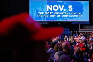 Penyokong setia menanti ketibaan calon presiden Parti Republikan, Encik Donald Trump, yang juga mantan presiden Amerika Syarikat, di perhimpunan kempen terakhirnya sebelum hari pengundian di Arena Van Andel, Grand Rapids, Michigan pada 4 November.