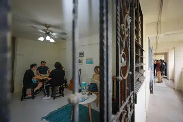BERJIRAN: Sekumpulan penduduk flat yang berjiran menghabiskan masa bersama.