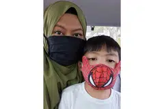 "Guru di sekolah anak saya juga sering bertanya khabar dan memberi panduan supaya para ibu bapa tidak mudah berasa cemas. "Dengan itu, saya berkeyakinan tinggi dan percaya pihak sekolah akan melakukan yang terbaik untuk murid-murid di sekolah melalui langkah-langkah yang telah diambil.'' - Cik Nur Hafizah Abdul Razak bersama anaknya, Hasif Rizqi Mohammed Rosli - Foto ihsan NUR HAFIZAH ABDUL RAZAK