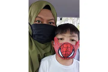 "Guru di sekolah anak saya juga sering bertanya khabar dan memberi panduan supaya para ibu bapa tidak mudah berasa cemas. "Dengan itu, saya berkeyakinan tinggi dan percaya pihak sekolah akan melakukan yang terbaik untuk murid-murid di sekolah melalui langkah-langkah yang telah diambil.'' - Cik Nur Hafizah Abdul Razak bersama anaknya, Hasif Rizqi Mohammed Rosli - Foto ihsan NUR HAFIZAH ABDUL RAZAK