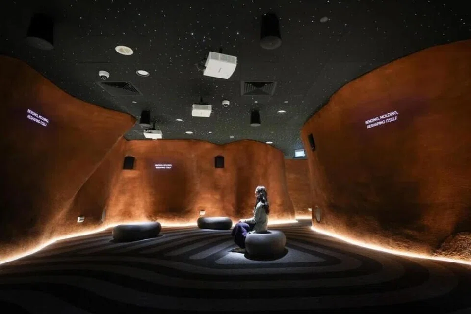 Sound Cave di tingkat dua menampilkan bunyi latar kedua, Nature, dalam pengalaman audio dan visual yang menyeluruh.