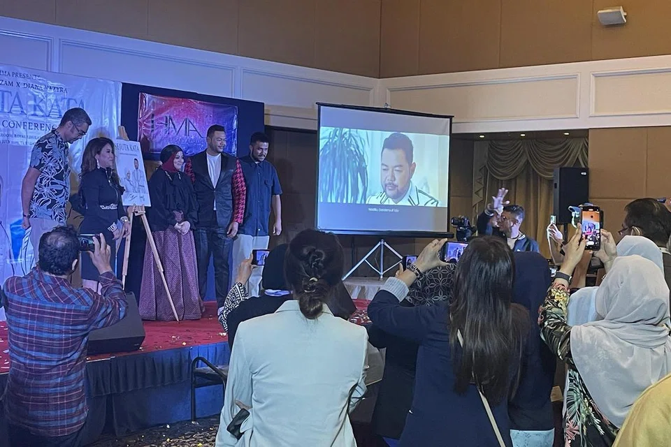 DISAMBUT MERIAH: Lebih 30 wakil media Malaysia hadiri majlis pelancaran single Sejuta Kata nyanyian Hazrul Nizam dan Diana Nazyra di Hotel Royale Chulan The Curve, Kuala Lumpur pada Selasa, 4 Julai.
