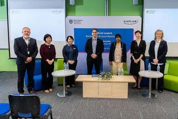 PROGRAM BARU: (Dari kiri) Encik Jaden Allan, Penolong Profesor, Universiti Northumbria; Dr Susie Khoo, Presiden, Kaplan Singapore; Cik Shirley Tay, Pengarah Kejururawatan, Hospital Mount Alvernia; Dr Martin Grunert, Dekan Perkhidmatan Akademik, Kaplan Singapore; Cik K Thanaletchimi, Presiden, Kesatuan Perkhidmatan Penjagaan Kesihatan Pekerja NTUC; Cik Jamie Lim Chuen, Jururawat Amalan Lanjutan, Timbalan Pengarah Perkhidmatan Kejururawatan, Hospital Tan Tock Seng; dan Dr Jane Murray, Penolong Profesor, Universiti Northumbria, semasa pelancaran program Sarjana Muda Sains Kejururawatan (Tambahan) baru Kaplan Singapore baru-baru ini. - Foto KAPLAN SINGAPORE