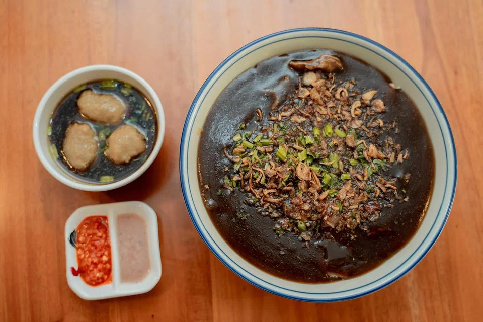 Hidangan signature beef noodles mempunyai sos yang pekat sesuai dinikmati dengan sambal belacan dan cincalok untuk rasa yang lebih kompleks. 