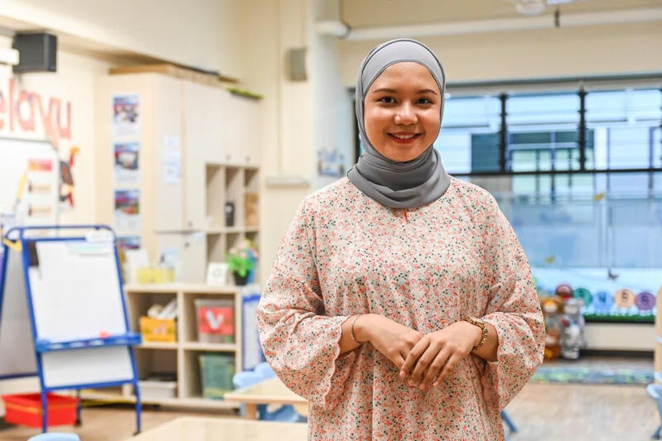 PUPUK MINAT PADA BAHASA: Cik Nur Nazhiifah Norazmi ingin murid-muridnya memperlihatkan identiti bahasa dan budaya Melayu.