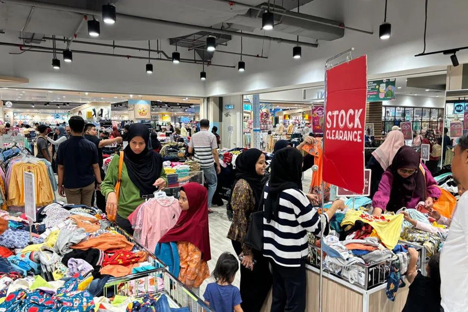 Jualan penghabisan stok di pusat beli-belah di Lembah Klang menjadi tumpuan ibu bapa untuk mendapatkan kelengkapan raya pada harga ‘rahmah’ buat anak-anak mereka.
