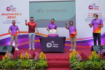 (tengah) Encik Edwin Tong memotong kek sambut ulang tahun Team Nila yang ketujuh. Turut bersamanya, ialah (dari kiri) Encik David Lawe, penerima Anugerah Emas Team Nila; Encik Eric Chua, Setiausaha Parlimen Kebudayaan, Masyarakat dan Belia; Cik Angela Sim, penerima Anugerah Emas Team Nila dan Encik Lim Teck Yin, CEO, SportSG. 