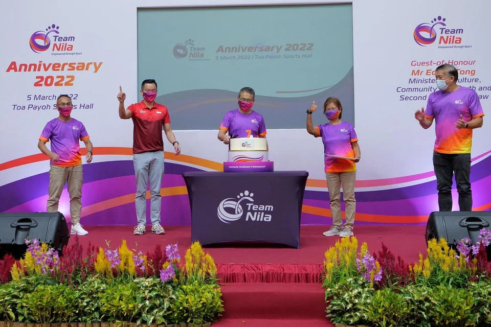 (tengah) Encik Edwin Tong memotong kek sambut ulang tahun Team Nila yang ketujuh. Turut bersamanya, ialah (dari kiri) Encik David Lawe, penerima Anugerah Emas Team Nila; Encik Eric Chua, Setiausaha Parlimen Kebudayaan, Masyarakat dan Belia; Cik Angela Sim, penerima Anugerah Emas Team Nila dan Encik Lim Teck Yin, CEO, SportSG. 