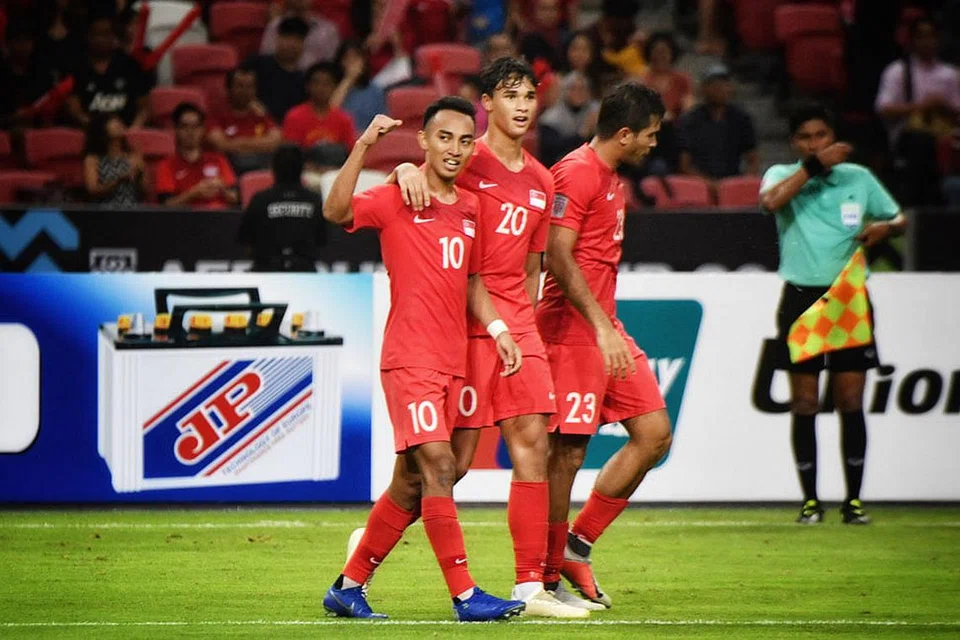 TIDAK AKAN DUDUK DIAM: Pemain Singapura seperti Faris Ramli (kiri) dan Ikhsan Fandi (tengah) telah dipetik oleh jurulatih pasukan Thailand, Milovan Rajevac, sebagai pemain yang berbahaya dan harus diberi perhatian oleh pasukannya. - Foto BM oleh ARIFFIN JAMAR