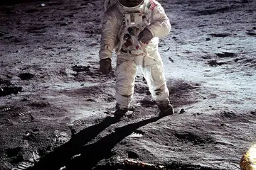 'THE EAGLE HAS LANDED': Angkasawan Buzz Aldrin berdiri di kawasan yang dinamakan Laut Ketenangan di Bulan, di sisi kenderaan pendarat bulan Eagle, pada 20 Julai 1969. Rakannya Neil Armstrong melafaskan kata-kata 'The Eagle has landed' (Helang sudah mendarat) bagi mengisytiharkan kejayaan misi Apollo 11 mendarat di Bulan. - Foto REUTERS