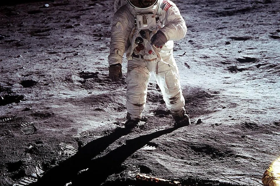 'THE EAGLE HAS LANDED': Angkasawan Buzz Aldrin berdiri di kawasan yang dinamakan Laut Ketenangan di Bulan, di sisi kenderaan pendarat bulan Eagle, pada 20 Julai 1969. Rakannya Neil Armstrong melafaskan kata-kata 'The Eagle has landed' (Helang sudah mendarat) bagi mengisytiharkan kejayaan misi Apollo 11 mendarat di Bulan. - Foto REUTERS