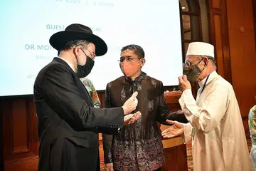 PUPUK PERSEFAHAMAN: Dr Mohamad Maliki Osman (tengah) beramah mesra dengan Imam Masjid Ba'alwie, Habib Hassan Al-Attas (kanan) dan Ketua Rabai Singapura, Rabai Mordechai Abergel (kiri) di satu acara perhimpunan persahabatan dan perpaduan antara masyarakat Yahudi dengan Islam yang diadakan di Raffles Town Club semalam. - Foto BH oleh ARIFFIN JAMAR