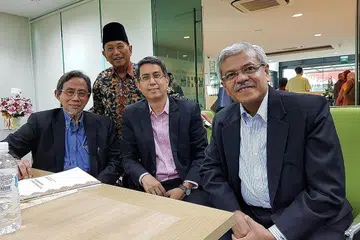 GIAT SOKONG BAHASA MELAYU: Dr Faishal (duduk, dua dari kiri), di ceramah Arif Budiman ke-14 semalam. Bersamanya ialah Encik Sidek (kiri) dan pengarah MLCS Encik Mohamed Noh Daipi. Lelaki yang berdiri ialah guru pesara Encik Abdolah Lamat. - Foto FACEBOOK MUHAMMAD FAISHAL IBRAHIM