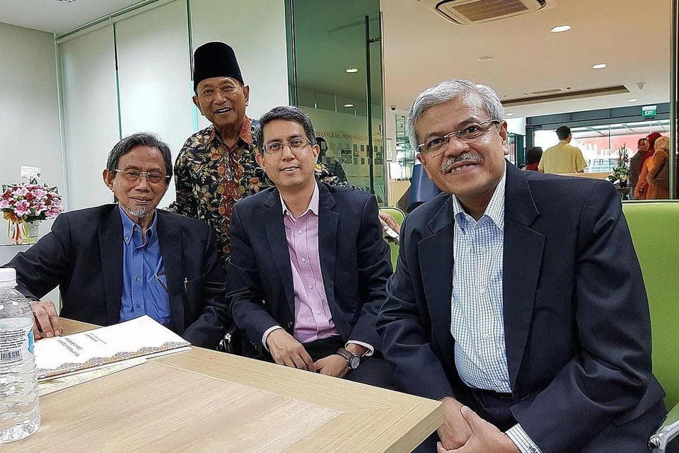 GIAT SOKONG BAHASA MELAYU: Dr Faishal (duduk, dua dari kiri), di ceramah Arif Budiman ke-14 semalam. Bersamanya ialah Encik Sidek (kiri) dan pengarah MLCS Encik Mohamed Noh Daipi. Lelaki yang berdiri ialah guru pesara Encik Abdolah Lamat. - Foto FACEBOOK MUHAMMAD FAISHAL IBRAHIM