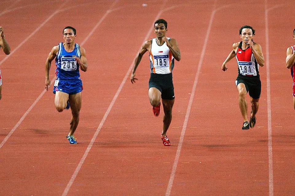 U.K. Shyam (tengah) yang hanya tewas tipis kepada Reanchai See Harwong dari Thailand (paling kanan) dalam acara akhir 100m di Sukan SEA 2001, namun masih berjaya mencatat rekod kebangsaan yang kekal sehingga kini.
