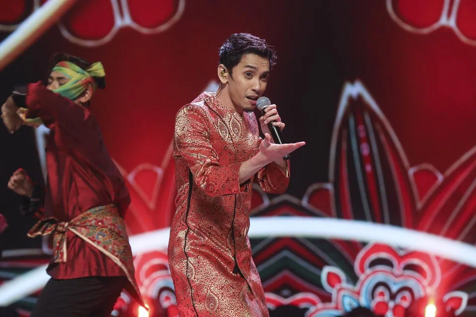 PENJIWAAN LAGU BOLLYWOOD ‘SAMPAI’: Naqiu dapat membawa juri dan penonton menikmati lagu Hindustan, ‘Bol Radha Bol’, daripada filem ‘Sangam’ dengan baik, meskipun Datuk Ramli MS menegur tariannya yang kaku.