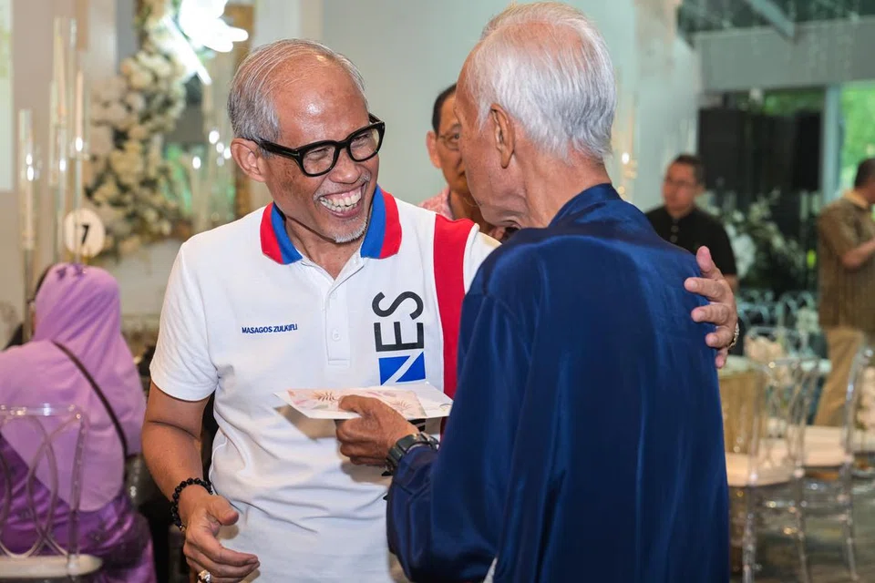 Menteri Pembangunan Sosial dan Keluarga, Encik Masagos Zulkifli Masagos Mohamad (kiri) beramah mesra dengan penduduk Tampines yang hadir di acara Jamuan Rahmah anjuran M3@Tampines, Persatuan Rakyat (PA) dan Masjid Darul Ghufran pada 23 Februari di restoran Tiara Waterfront.