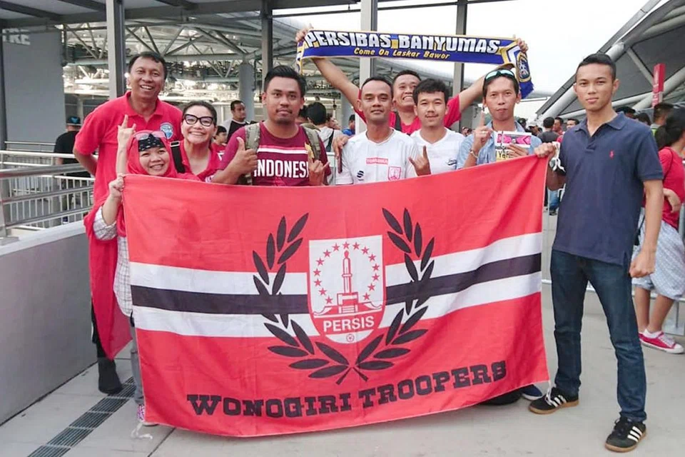 TIDAK TERAGAK-AGAK BERATUR AWAL: Penyokong pasukan Indonesia sejak kecil lagi, Ayu Rahayu (kedua dari kiri), Yohanes Anton (keempat dari kiri) dan Muhammas Asnawi (kanan) tiba di Stadium Nasional bersama rakan-rakan dan ahli keluarga mereka sejak pukul empat petang sebagai tanda sokongan setia mereka. - Foto BH oleh ANISA ABDULLAH