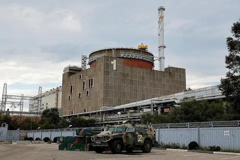 HADAPI SERANGAN HARIAN: Loji janakuasa nuklear Zaporizhzhia telah menghadapi serangan hampir setiap hari, termasuk serangan berdekatan tempat tinggal pekerja loji itu dan keluarga mereka. - Foto REUTERS